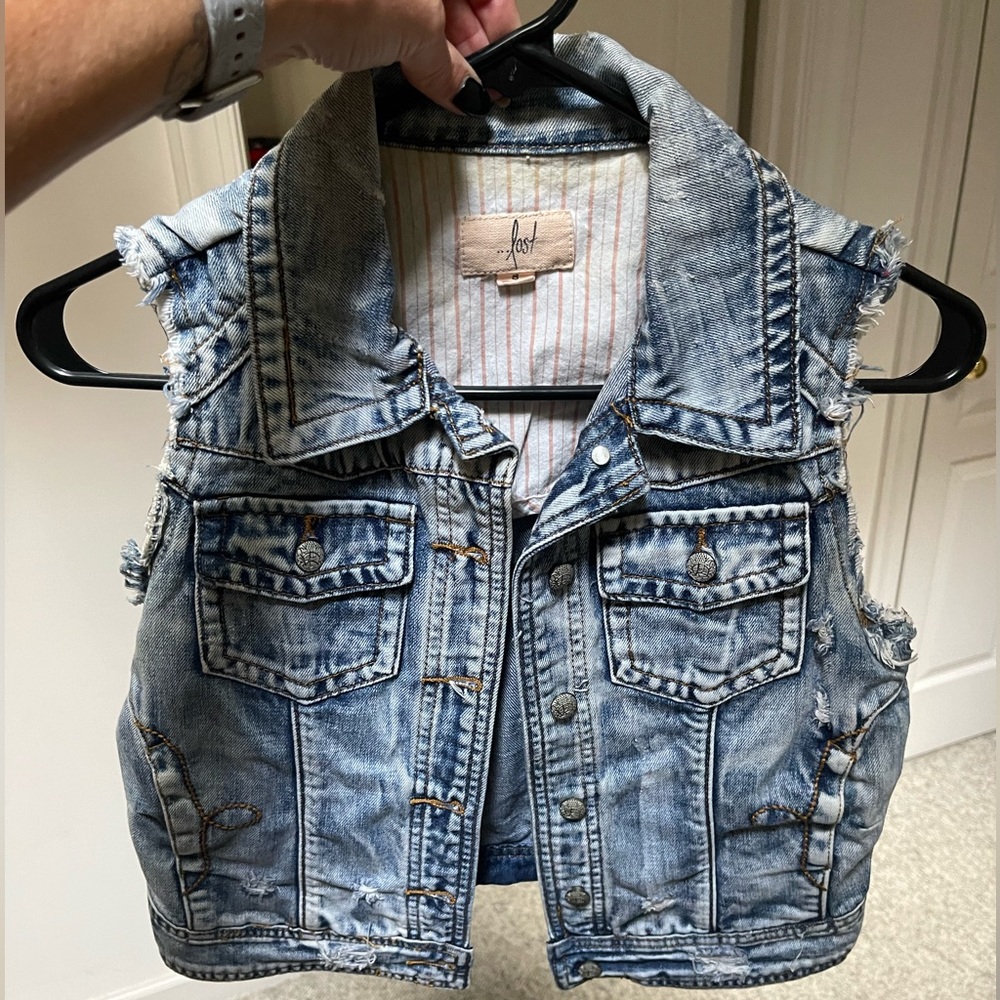 Denim vest with destruction